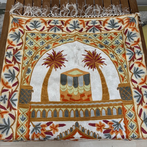 Spectacular Rug/Wall Hanging, made in Kashmir, India, purchased in Saudi Arabia. - Picture 2 of 6